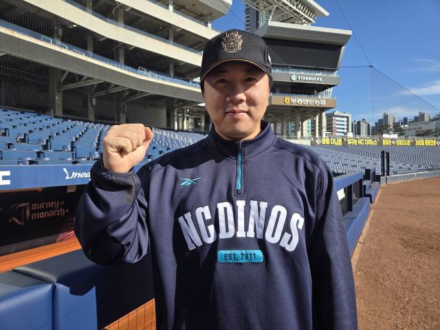 NC 다이노스 외야수 이우성이 30일 창원NC파크에서 경남신문과 인터뷰를 마치고 포즈를 취하고 있다.