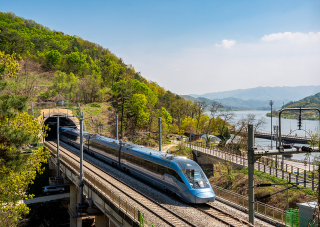 동해선 KTX-이음이 동해안을 따라 운행하고 있다. 코레일 제공
