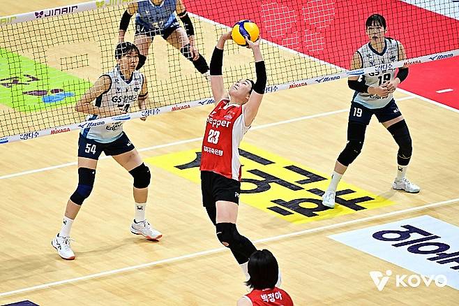 30일 GS칼텍스와의 경기에서 세터 이원정이 공을 토스하고 있다. KOVO 제공