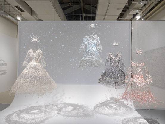 금기숙 기증특별전 전시 전경. 2018년 평창동계올림픽 당시 선보였던 ‘눈꽃요정’ 작품들이 전시돼 있다(사진=서울공예박물관).