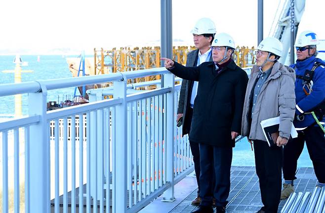 유정복(왼쪽서 2번째) 인천시장이 30일 제3연륙교 건설 현장을 방문해 공사 상황을 점검하고 있다. (사진 = 인천시 제공)