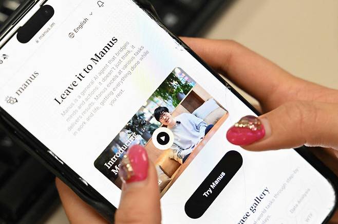 휴대전화 화면에 중국 스타트업 버터플라이 이펙트가 출시한 인공지능(AI) 어시스턴트 도구 ‘마누스(Manus)’의 소개 화면이 표시되고 있다. (사진=AFP)