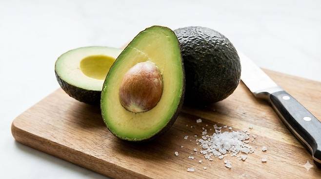 아보카도는 불포화지방과 식이섬유, 루테인 등이 LDL 관리와 뇌 건강에 도움을 줄 수 있다｜출처: Gemini 생성