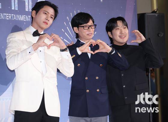 29일 오후 서울 마포구 상암동 MBC에서 'MBC 방송연예대상' 레드카펫 행사가 열렸다. 주우재, 유재석, 하하가 참석해 포토타임을 갖고 있다. 박세완 엔터뉴스팀 기자 park.sewan@jtbc.co.kr