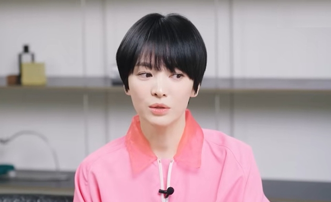 올해 44세인 배우 송혜교는 최근 귀를 살짝 덮는 단발 헤어스타일로 파격적인 변신했다. 사진=유튜브 채널 '바자 코리아'