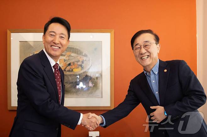 김윤덕 국토교통부 장관(오른쪽)과 오세훈 서울시장이 13일 서울 중구의 한 한식당에서 오찬 면담에 앞서 악수를 나누고 있다. (국토교통부 제공. 재판매 및 DB금지) ⓒ News1 임세영 기자