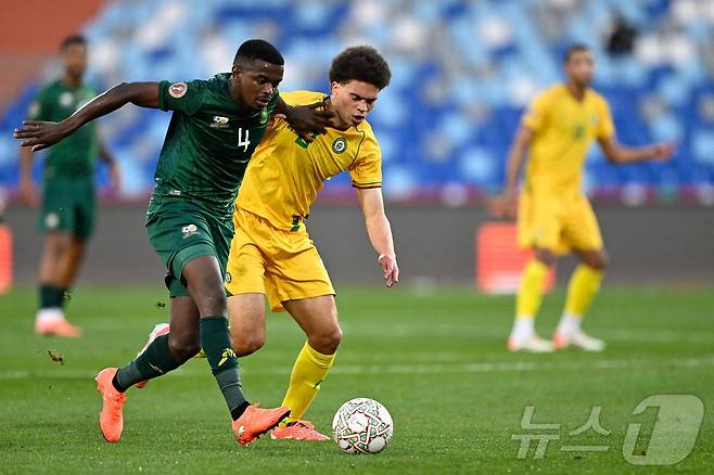 남아프리카공화국(녹색 유니폼)이 30일(한국시간) 짐바브웨를 3-2로 꺾고 2025 아프리카 네이션스컵 16강에 진출했다. ⓒ AFP=뉴스1