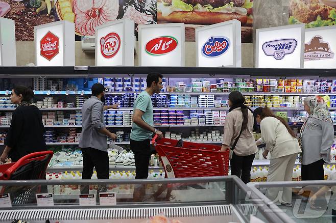 2025년 6월 15일 이란 수도 테헤란의 한 상점에서 사람들이 쇼핑을 하고 있다. ⓒ 로이터=뉴스1 ⓒ News1 신기림 기자