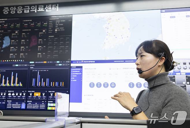 중앙응급의료센터의 김정언 중앙응급의료상황실장(응급의학과 전문의, 사진)은 "센터가 수집하고 있는 실시간 병상 정보 등을 고도화하는 작업을 진행 중"이라며 "119 구급대가 현장에서 힘들게 병원 선정하는 과정이 지속돼서는 안 된다고 본다"고 강조했다.(보건복지부 제공)