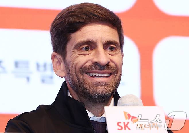 세르지우 코스타 신임 제주SK FC 감독이 29일 오전 서울 강서구 메이필드호텔에서 열린 공식 취임 기자회견에서 각오를 밝히고 있다. 2025.12.29/뉴스1 ⓒ News1 김민지 기자