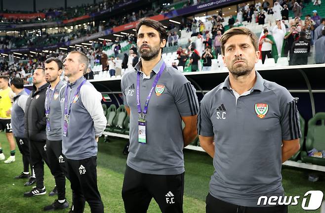아랍에미리트 세르지우 코스타 코치(오른쪽)가 23일(현지시간) 카타르 알라이얀 에듀케이션 시티 스타디움에서 열린 2023 아시아축구연맹(AFC) 카타르 아시안컵 조별리그 B조 조별리그 3차전 이란과 아랍에미리트의 경기에서 그라운드를 바라보고 있다. 2024.1.24/뉴스1 ⓒ News1 김성진 기자