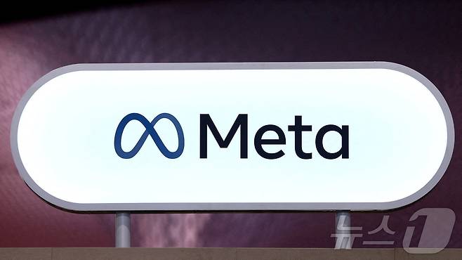 메타 로고. FILE PHOTO: The logo of Meta is seen in Paris, France ⓒ 로이터=뉴스1