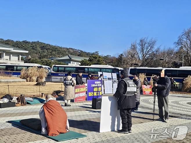 30일 서울 종로구 청와대 분수대 앞에서 기자회견 및 시위가 열리는 모습. 2025.12.30/뉴스1 ⓒ News1 유채연 기자