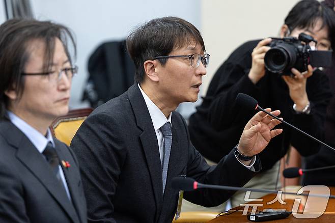 박대준 전 쿠팡 대표이사가 30일 서울 여의도 국회에서 열린 제430회국회(임시회) 쿠팡 침해사고 및 개인정보 유출, 불공정 거래, 노동환경 실태 파악과 재발방지 대책 마련을 위한 연석 청문회에 출석해 의원 질의에 답변하고 있다. 2025.12.30/뉴스1 ⓒ News1 이승배 기자