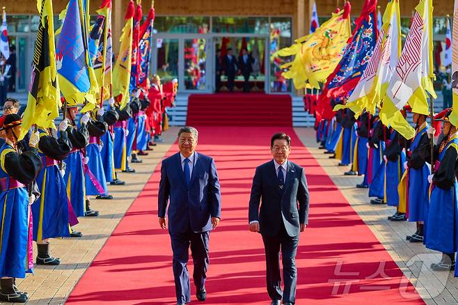 이재명 대통령과 시진핑 중국 국가주석이 지난 1일 경북 경주시 경주박물관에서 함께 발걸음을 옮기고 있다. (이재명 대통령 SNS. 재판매 및 DB 금지) 2025.11.2/뉴스1 ⓒ News1 이재명 기자