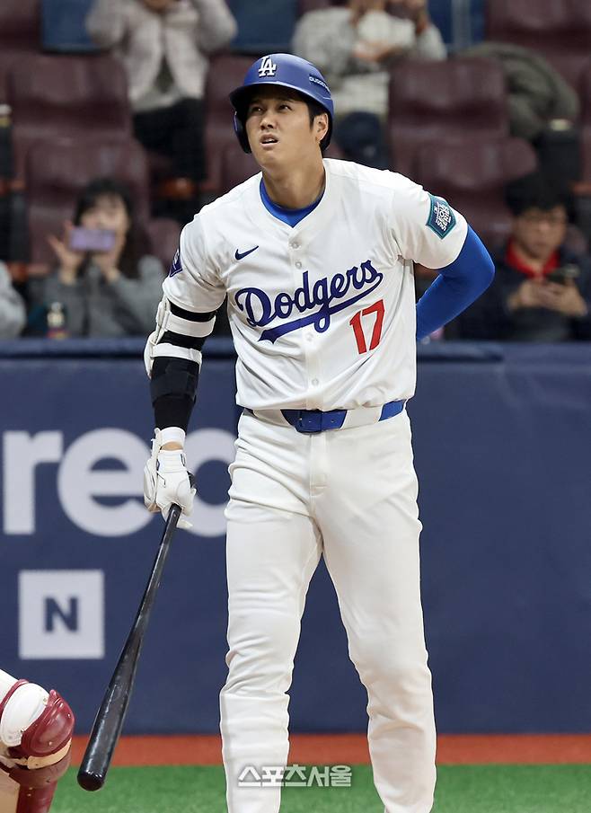 LA 다저스 오타니 쇼헤이가 17일 서울 고척스카이돔에서 진행된 키움과 연습경기 1회초 첫 타석에서 스윙을 한 뒤 허리를 만지고 있다. 고척 | 박진업 기자 upandup@sportsseoul.com