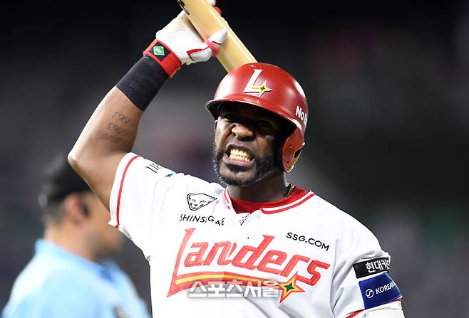 SSG 에레디아가 6일 인천 SSG랜더스필드에서 열린 2025 KBO리그 삼성과 경기 6회말 무사 1루 상황에서 자신의 홈런성 타구가 삼성 우익수 김성윤에게 잡히자 아쉬워하고 있다. 문학 | 박진업 기자 upandup@sportsseoul.com