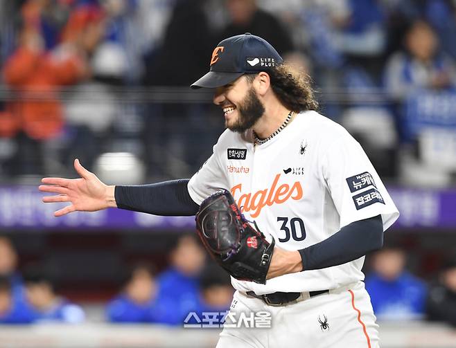 한화 폰세가 대전 한화생명볼파크에서 열린 2025 KBO리그 삼성과 플레이오프 5차전 1회초 2사 만루 상황에서 삼성 김태훈을 삼진으로 잡아내며 위기를 넘기면서 기뻐하고 있다.  대전 | 박진업 기자 upandup@sportsseoul.com