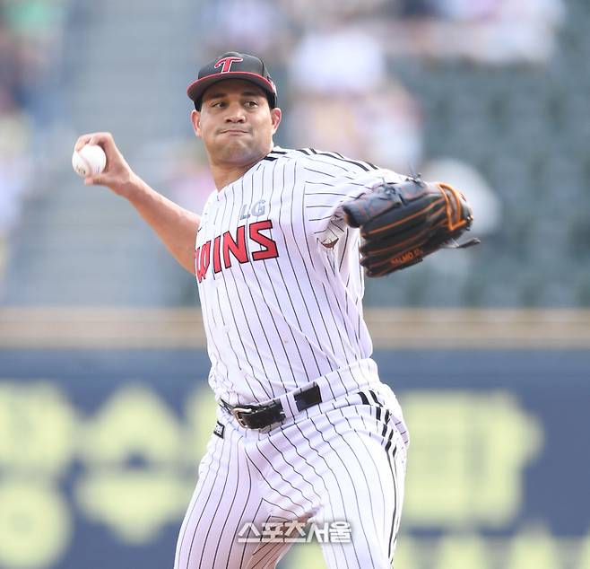 LG 선발투수 치리노스가 29일 서울 잠실구장에서 열린 2025 KBO리그 KT와 경기에서 역투하고 있다. 잠실 | 최승섭기자 thunder@sportsseoul.com