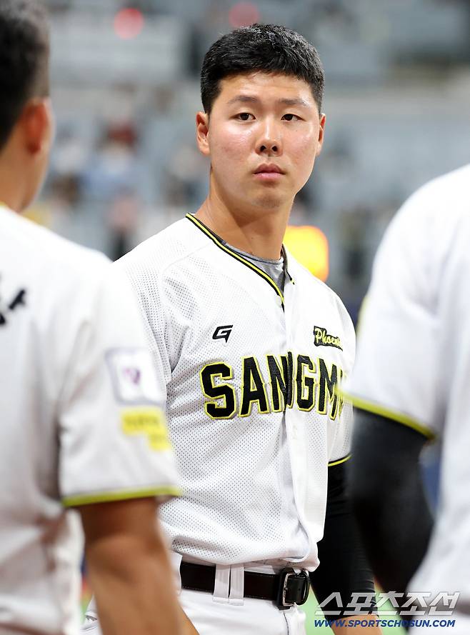 1일 고척스카이돔에서 열린 2025 KBO 퓨처스리그 챔피언결정전 상무와 KT의 경기, 동료들을 맞이하는 상무 전미르. 고척=허상욱 기자wook@sportschosun.com/2025.10.01/