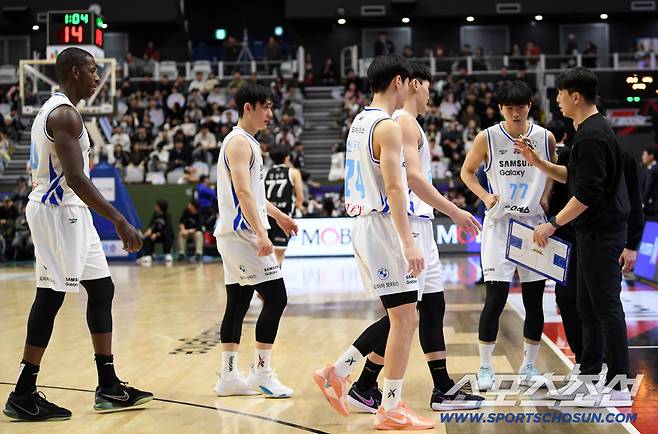 30일 수원 KT소닉붐아레나에서 열린 프로농구 수원 KT와 서울 삼성의 경기. 김효범 감독이 작전 지시를 하고 있다. 수원=박재만 기자 pjm@sportschosun.com/2025.12.30/
