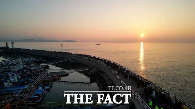서천군 서면 마량진항 일출. /서천군