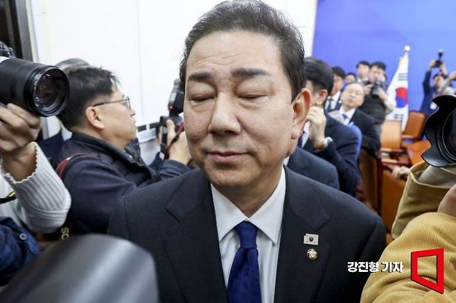 김병기 더불어민주당 원내대표가 30일 서울 여의도 국회에서 열린 원내대책회의에서 원내대표직 사퇴 입장을 밝힌 뒤 이동하고 있다. 2025.12.30 강진형 기자
