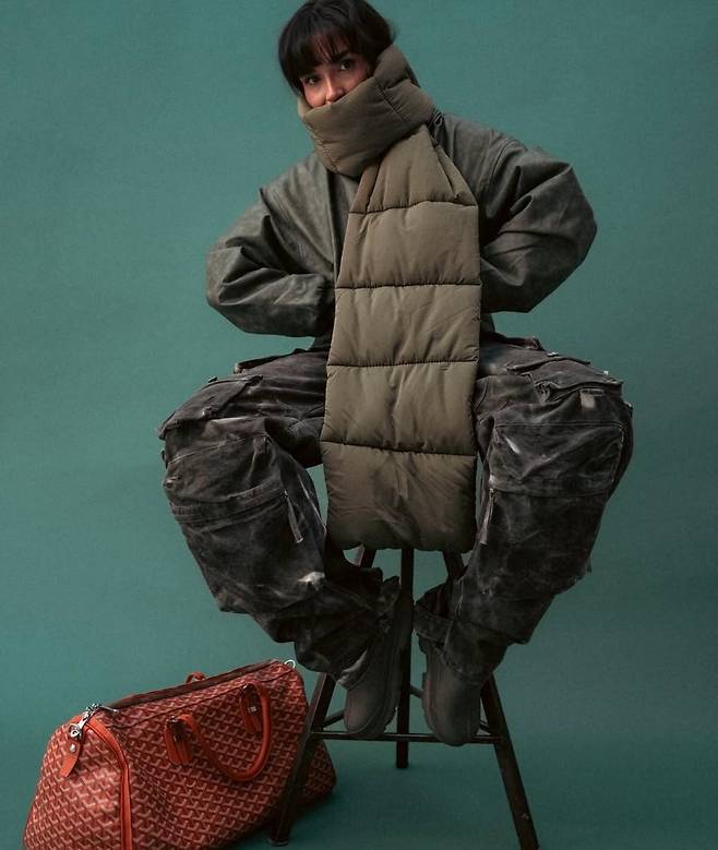 패딩 이불을 덮고 있는 듯한 안락함을 선사하는 패딩 머플러. 한겨울의 애착 패션 아이템으로 계속 사랑받고 있다. @lissyroddyy