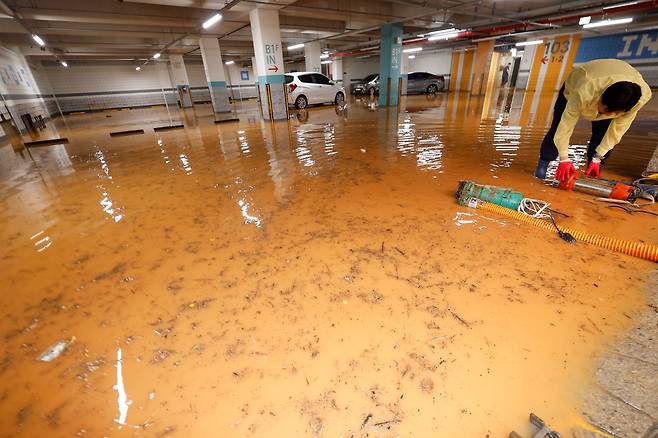 지난 8월 4일 전남 무안군 무안읍 한 아파트 주차장이 폭우에 침수된 모습. /뉴스1