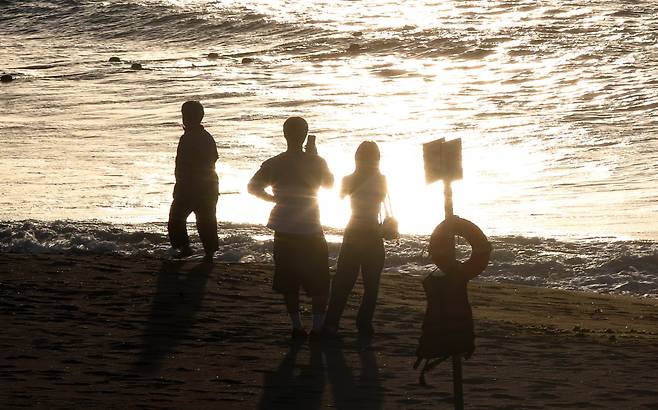 지난해 8월28일 오후 제주시 이호해수욕장에서 도민과 관광객들이 더위를 쫓고 있다. /뉴스1