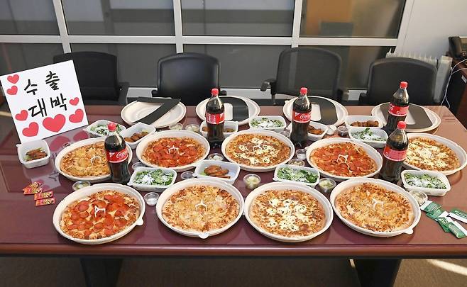 이재명 대통령이 30일 오후 수출 7000억달러 돌파 등을 기념해 산업통상부 직원들에게 보낸 피자./산업통상부