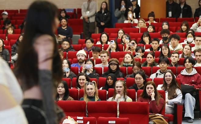 지난 2월 28일 오후 부산 남구 국립부경대학교 대연캠퍼스 대학극장에서 열린 '2025학년도 1학기 외국인 신입생 오리엔테이션'에서 외국인 신입생들이 케이팝 댄스 공연을 즐기고 있다. /뉴스1