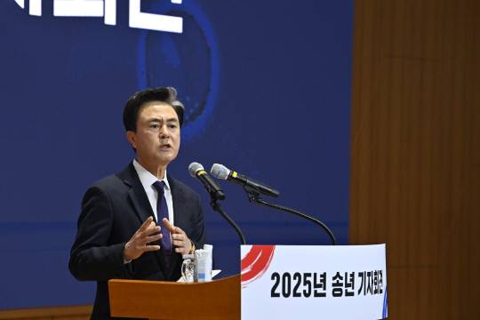 김태흠 지사가 도청 대회의실에서 송년 기자회견을 하고 있다. 충남도 제공.