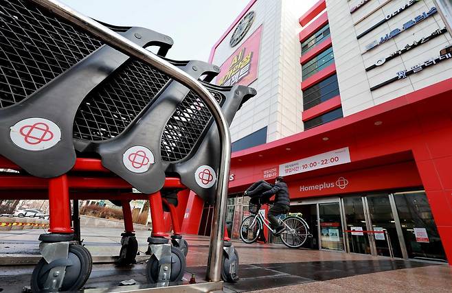 29일 홈플러스는 서울회생법원에 ‘홈플러스 익스프레스’ 분리 매각을 핵심으로 하는 회생계획안을 제출했다. 이날 서울 시내에 있는 한 홈플러스 매장 입구의 모습. 뉴스1