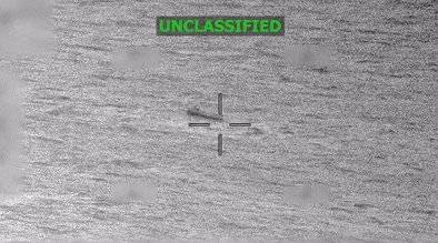 29일 미군이 공개한 영상에서 동태평양을 항해하는 마약 운반 의심 선박을 향해 미사일을 겨냥하고 있다. 이날 도널드 트럼프 미국 대통령은 미국이 베네수엘라에서 첫 지상 작전을 수행했다고 밝혔다. 사진 출처 미군 남부사령부 X