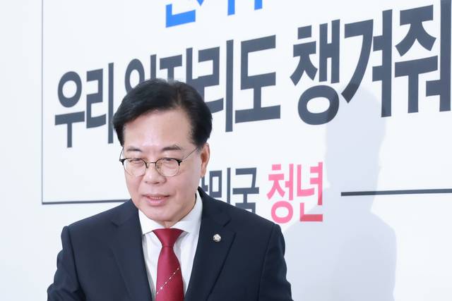 송언석 국민의힘 원내대표가 30일 국회 본청에서 열린 당 원내대책회의에 참석하고 있다.<연합뉴스>
