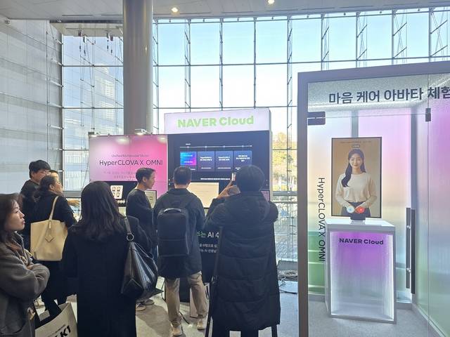 네이버클라우드 독자 파운데이션 모델 1차 발표회 부스에서 관람객들이 전시물을 보고 있다. 김영욱 기자