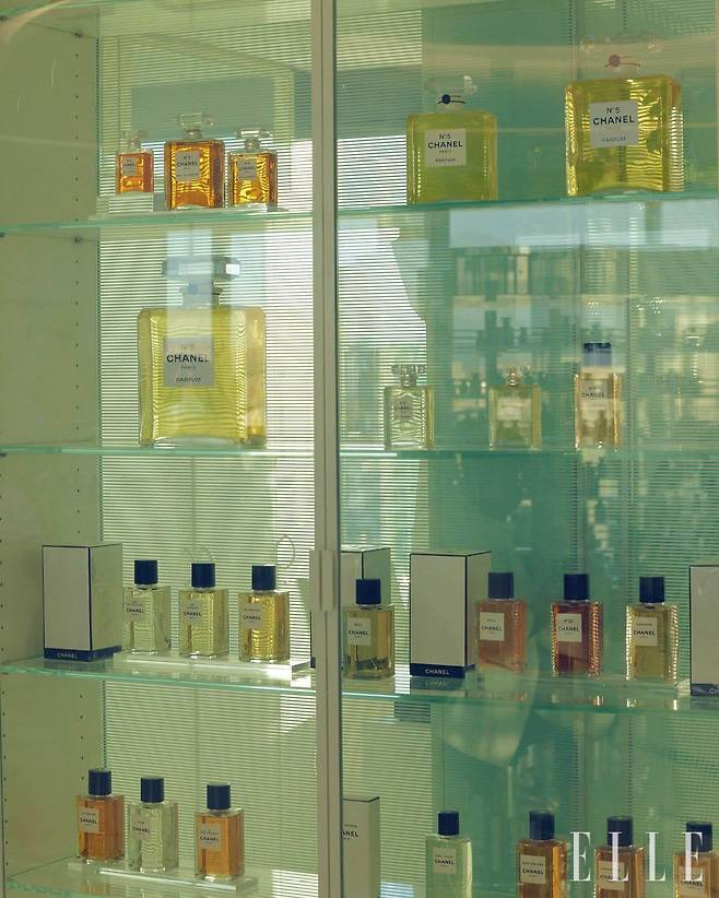 연구실 한켠에는 샤넬을 대표하는 향수들이 보관돼 있었다.