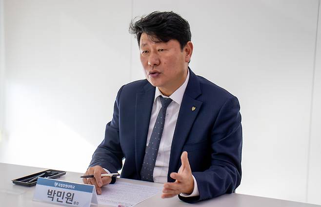 박민원 국립창원대 총장이 인터뷰에서 통합캠퍼스의 역할에 대해서 설명하고 있다. (사진=우단우PD)