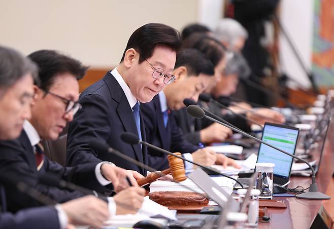 이재명 대통령, 청와대 첫 국무회의 주재     (서울=연합뉴스) 한상균 기자 = 이재명 대통령이 30일 청와대에서 의사봉을 두드리며 국무회의 개회를 선언하고 있다. 2025.12.30 [청와대통신사진기자단]     xyz@yna.co.kr (끝)