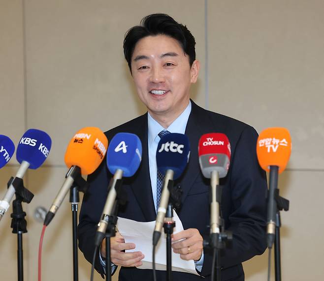 '전략경제협력 대통령 특사' 자격으로 폴란드로 출국해 한화에어로스페이스의 다연장 유도무기인 천무 유도미사일의 3차 수출 계약 체결을 지원한 강훈식 대통령비서실장이 30일 인천국제공항 제2여객터미널을 통해 귀국해 발언하고 있다. 연합뉴스