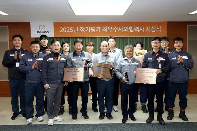 한화오션 제조총괄 김창용 부사장(앞줄 오른쪽 첫번째)이 사외 협력사 최우수 기업으로 뽑힌 퍼쉬 김봉교 대표와 신한중공업 지영택 대표, 기득산업 공경열 대표 등이 참석자와 기념촬영을 하고 있다. 한화오션 제공