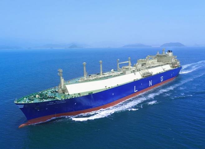 IMM컨소시엄은 현대LNG해운을 인도네시아 시나르마스(Sinar Mas) 그룹의 해운·자원개발 계열사인 프런티어리소스(Frontier Resources)에 3조8000억원(부채 3조4000억원 포함) 규모 기업가치로 매각키로 해서 해운업계와 마찰을 빚고 있다. 사진은 현대LNG해운이 운영하는 LNG 선박의 모습. 현대LNG해운 제공