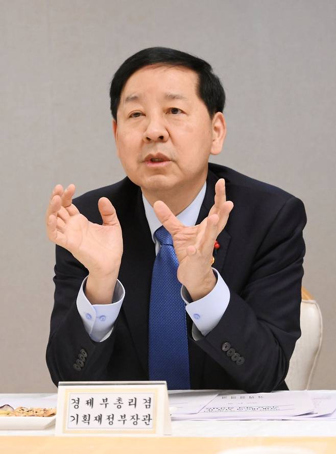 구윤철 부총리 겸 기획재정부 장관이 30일 서울 종로구 정부서울청사에서 열린 경제인문사회연구회(경인사연) 간담회에서 발언을 하고 있다. 기획재정부 제공