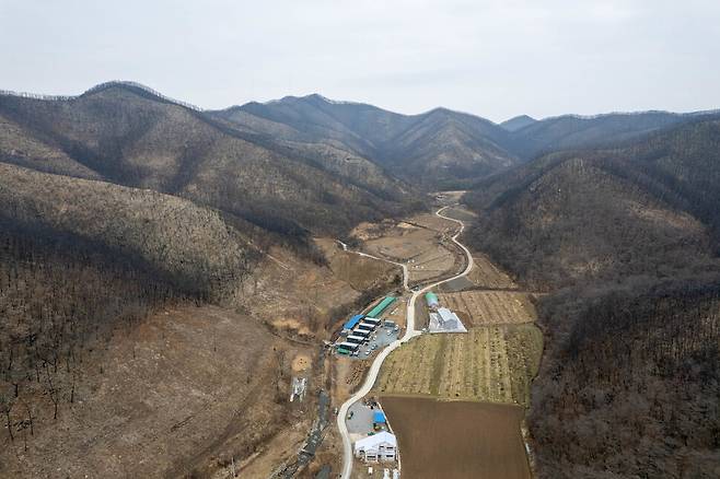 2025년 12월17일 경북 의성군 점곡면 사촌1리 주변 산이 다 불타 그을려 있다. 산 사이에는 집이 전소된 사촌1리 피해 주민을 위한 임시주택 다섯 동이 모여 있다. 의성(경북)=김진수 선임기자