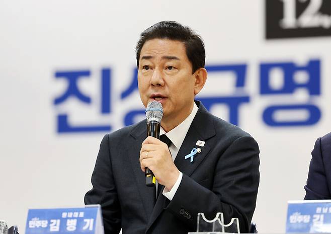 12·29 제주항공 여객기 참사 1주기인 29일 오전 전남 무안군 무안읍 승달문화예술회관에서 열린 더불어민주당 현장최고위원회의에서 김병기 원내대표가 발언하고 있다. 연합뉴스