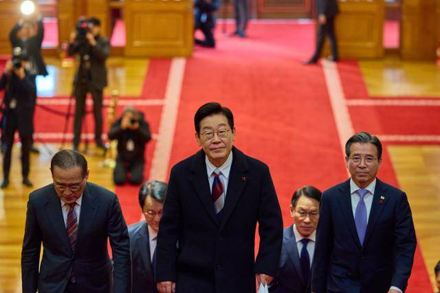 이재명 대통령이 29일 청와대로 첫 출근해 위성락 국가안보실장, 김용범 정책실장 등과 본관 2층으로 이동하고 있다. 청와대 제공