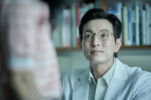 영화 '살인자 리포트' 속 살인자인 의사 이영훈은 평범한 가장이었지만 아내의 성폭행 피해와 죽음 이후 죄책감과 무력감에 빠진다. 소니픽쳐스엔터테인먼트코리아 제공