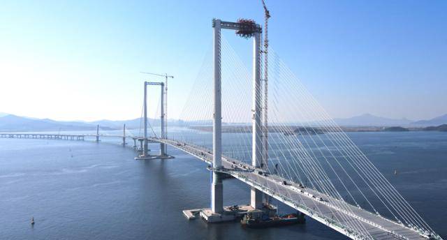 제3연륙교는 내년 1월 5일 오후 2시 개통한다. 사진은 지난 11월 3일 막바지 공정이 한창인 제3연륙교 모습. 연합뉴스