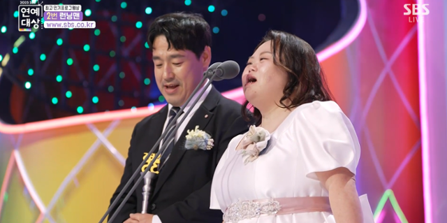 '동상이몽2-너는 내 운명'에 출연한 정은혜·조영남 부부가 '2025 SBS 연예대상'에서 선한영향력상을 수상했다. '2025 SBS 연예대상' 방송 캡처